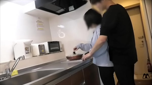 清楚系大◯生彼女と同棲１日目。布団でえっちを待ってたけど我慢できずにキッチンで料理してる彼女の横でチンコだしてフェラ・手マン・バックで彼女はアヘ顔が止まらない。。
