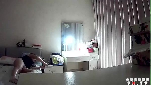 摄像头监控偷拍样子很骚的老婆要换上情趣自拍一下再草逼